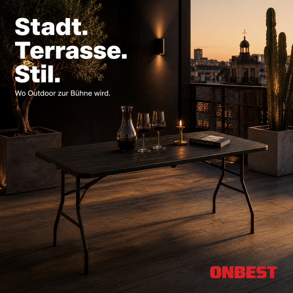 Schwarzer Klapptisch auf einer modernen Dachterrasse mit Stadtblick bei Sonnenuntergang, dekoriert mit Weingläsern und Kerze. ONBEST Logo.