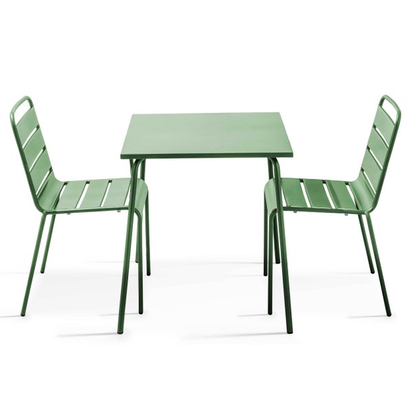 Bistro-Set aus Metall bestehend aus einem quadratischen Tisch und zwei Stühlen mit Sitz- und Rückenflächen aus Latten.