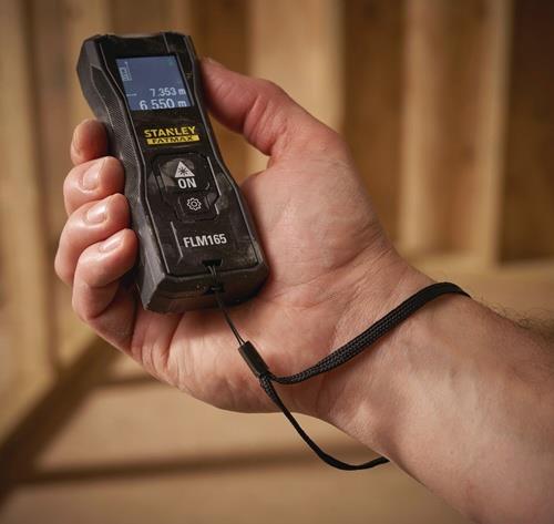 Stanley Fatmax Lasermessgerät in der Hand