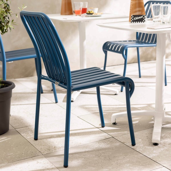 L-förmiges Lounge-Sofa aus Textil in Beige für Garten oder Terrasse mit seitlichen Tragegriffen.