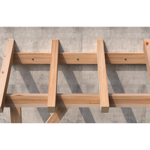 Holzkonstruktion an einer Betonwand befestigt