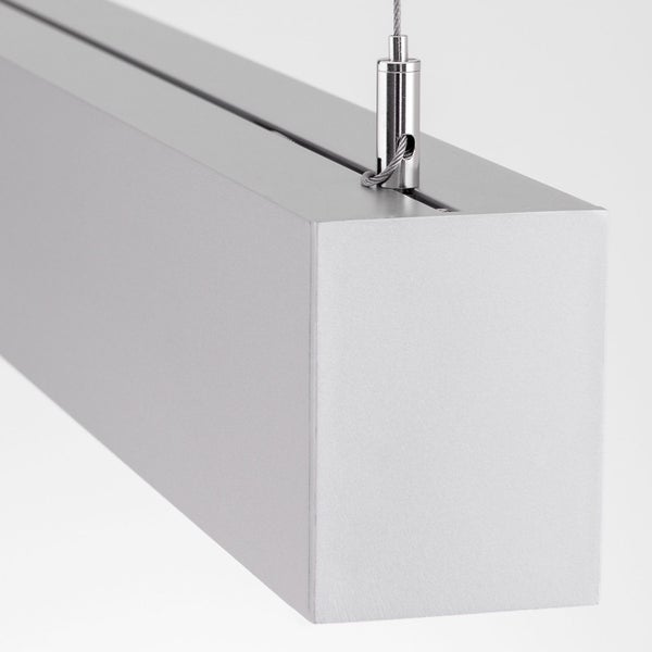 Moderne LED Pendelleuchte aus Metall mit Seilaufhängung und rechteckigem Leuchtenkörper für die Beleuchtung von Innenräumen.