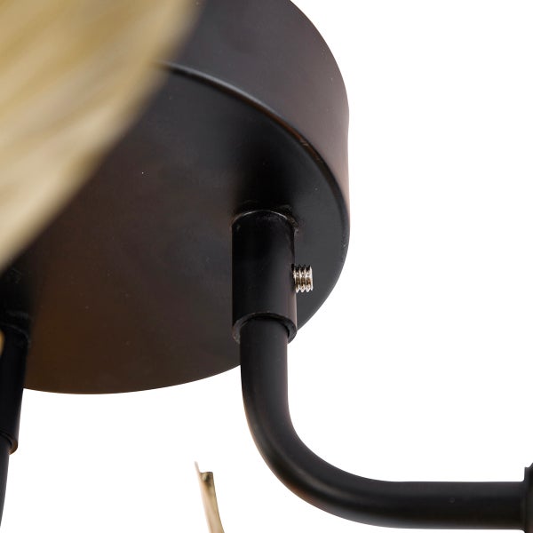 Detailaufnahme der Deckenbefestigung einer Deckenleuchte.