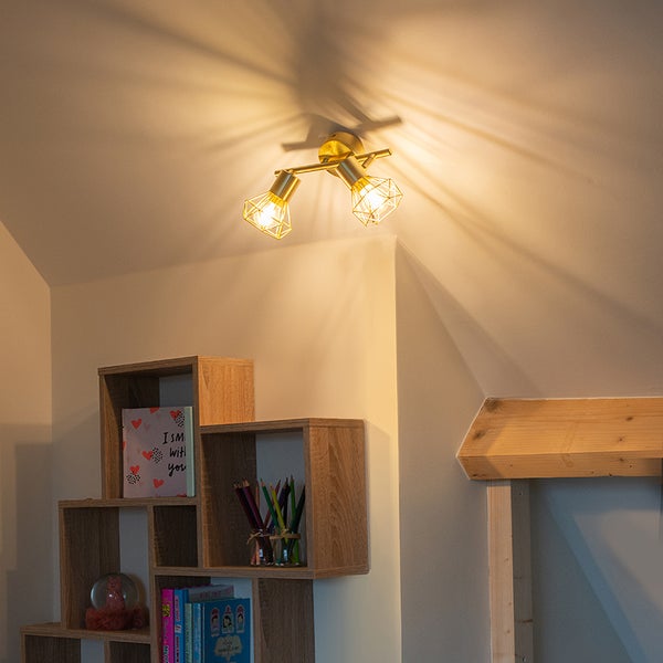 Goldfarbene Deckenleuchte mit zwei Strahlern und Holzregal