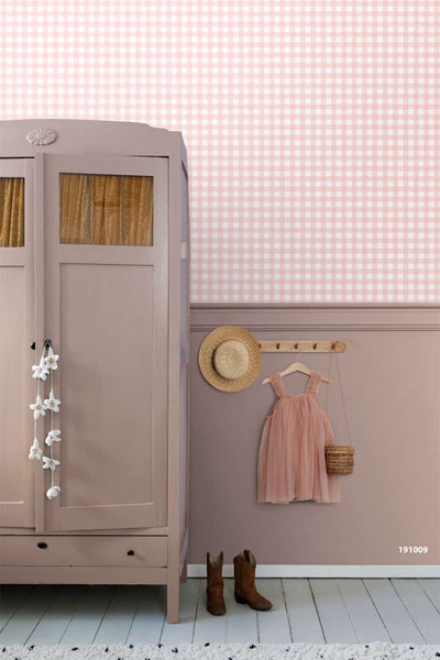 Tapete mit Karomuster in einem Kinderzimmer mit Kleiderschrank, Wandleiste und hängender Kleidung an einer Hakenleiste.