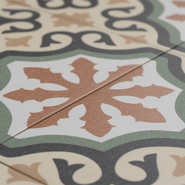 Fliese mit ornamentalem Dekor im mediterranen Stil