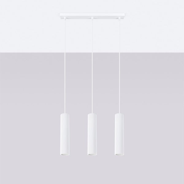 Weiße Hängelampe mit drei Leuchten für den Innenbereich