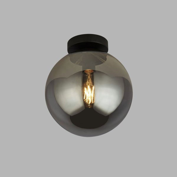 Runde Deckenleuchte mit Glaskörper und eingeschalteter Glühbirne