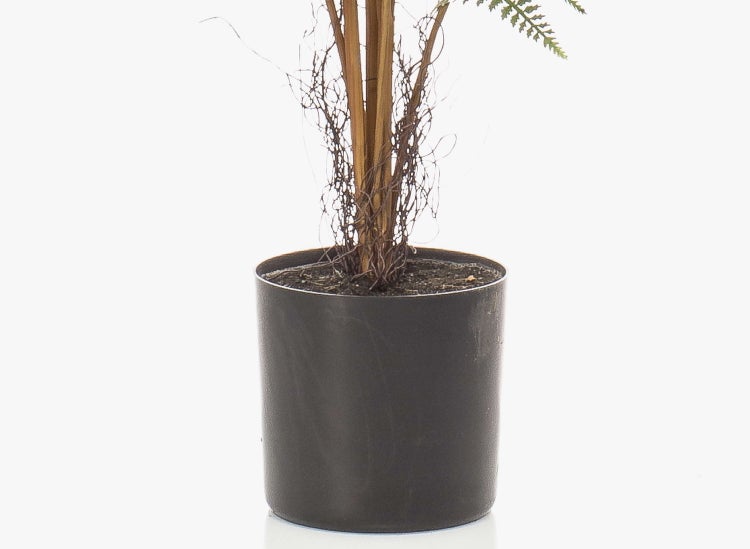 Künstliche Monstera Pflanze in einem goldenen Topf mit durchbrochenen Blättern.