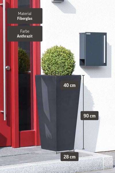 Hoher quadratischer Pflanzkübel aus Fiberglas in Anthrazit mit 90 Zentimeter Höhe und 40 Zentimeter Breite im Eingangsbereich.