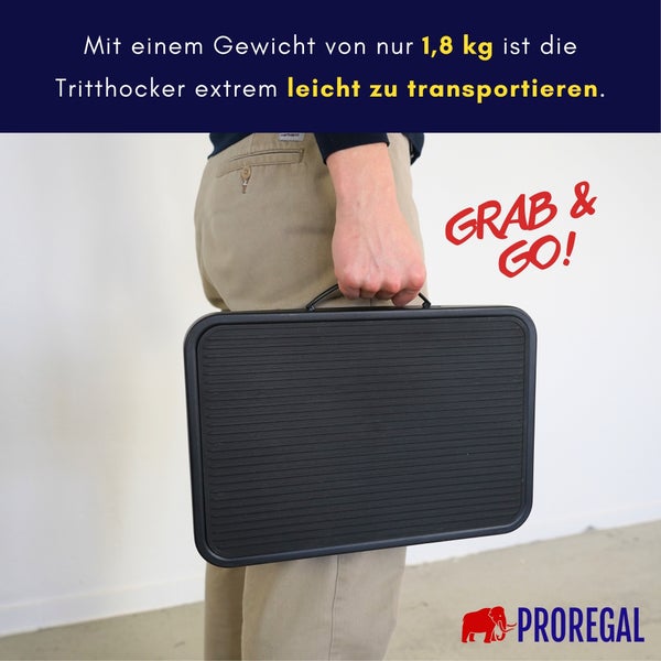 Person trägt zusammengeklappten ProRegal Tritthocker am Griff, Gewicht 1,8 Kilogramm, leicht zu transportieren. ProRegal Logo.