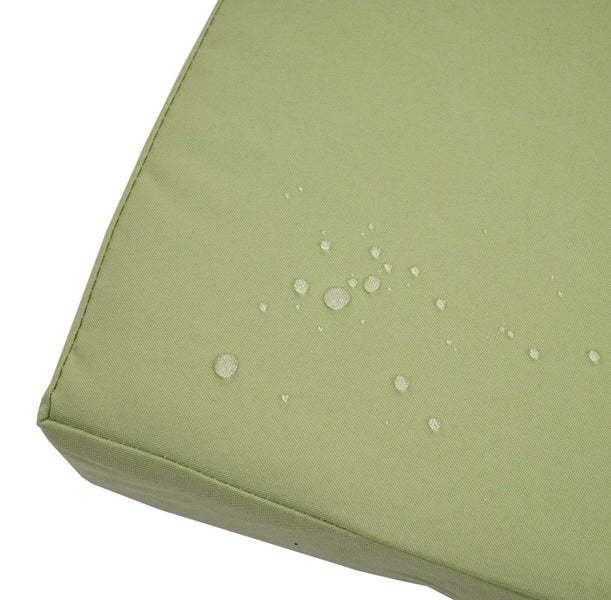 Detailaufnahme eines grünen, wasserabweisenden Stoffs von einem Sitzkissen mit abperlenden Wassertropfen.