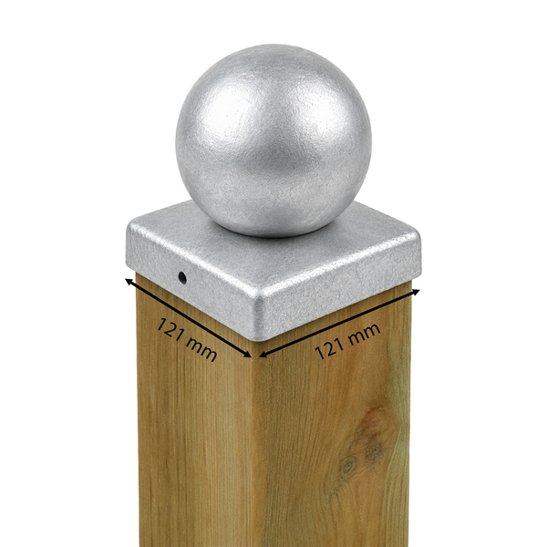 Pfostenkappe mit Kugel aus Metall für Holzpfosten mit einem Maß von 121 mal 121 Millimeter.
