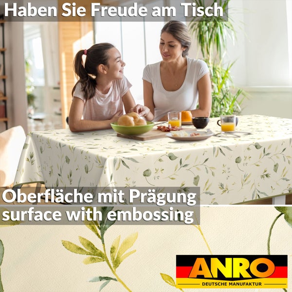 Mutter und Tochter sitzen an einem Tisch mit einer Tischdecke mit Blätter Muster. ANRO Deutsche Manufaktur Logo.