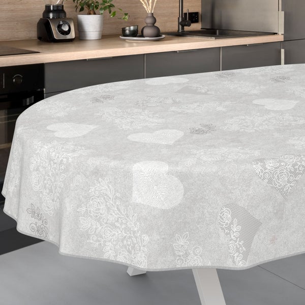 Runde Tischdecke mit Herz- und Blumenmuster auf einem Tisch in der Küche