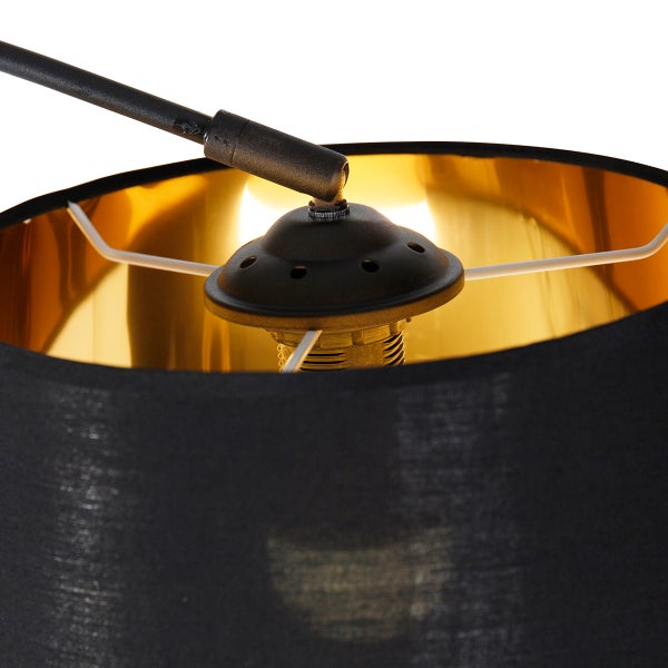 Detailaufnahme einer Lampe mit Fassung, Lampenschirm und Aufhängung