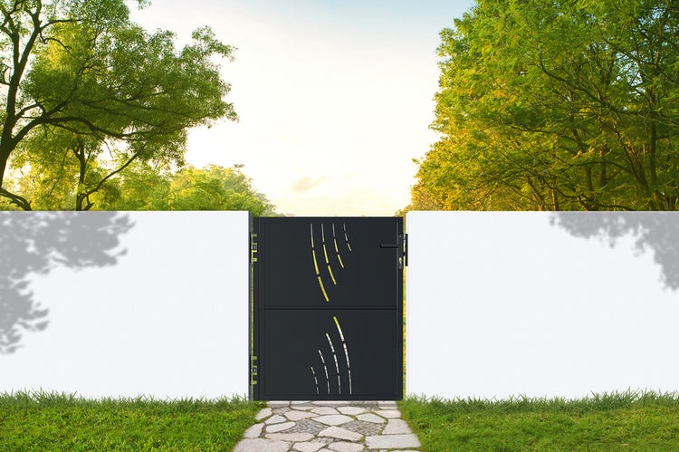 Gartentor mit Dekor zwischen zwei Mauern