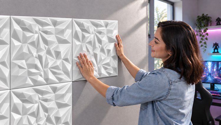 Eine Frau montiert quadratische Wandpaneele mit geometrischem 3D-Muster an einer Innenwand.