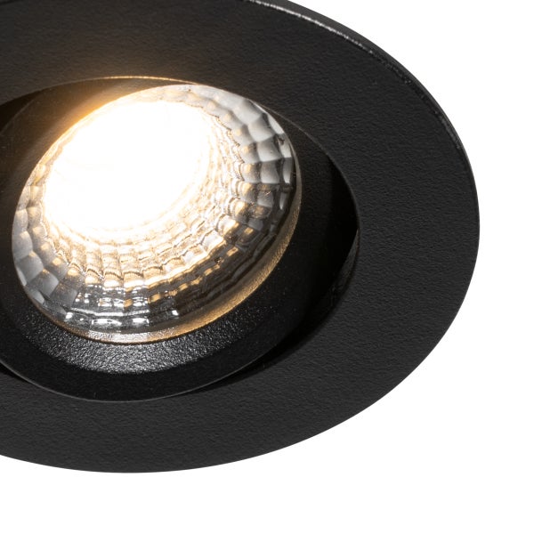 Runder, schwenkbarer LED Einbaustrahler in Schwarz mit strukturierter Oberfläche und warmweißem Licht.