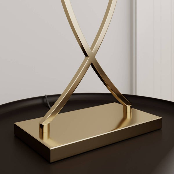 Tischleuchte mit rechteckigem Lampenschirm und dekorativem Fuß