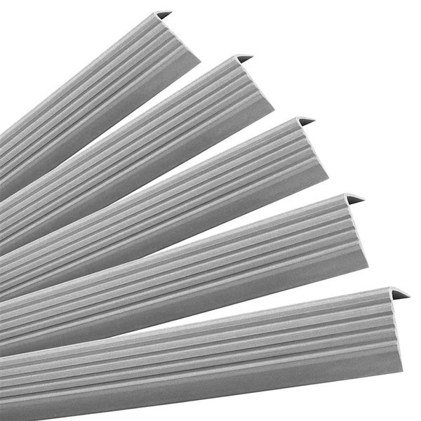 Mehrere graue Treppenkantenprofile mit geriffelter Oberfläche