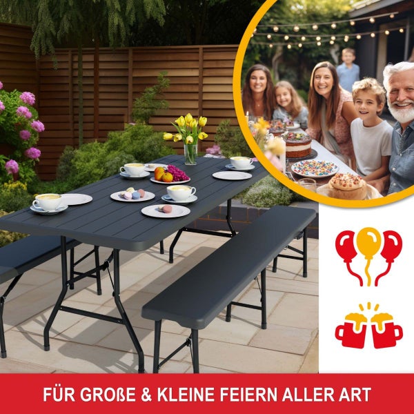 Dunkelgraue Garten-Sitzgruppe mit Klapptisch und zwei Klappbänken aus Kunststoff, gedeckt für eine Feier im Garten.