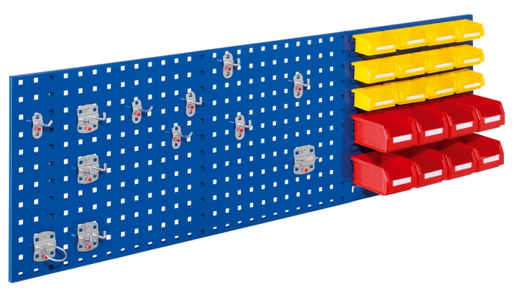 Lochwand mit Haken und Stapelboxen zur Werkzeugorganisation