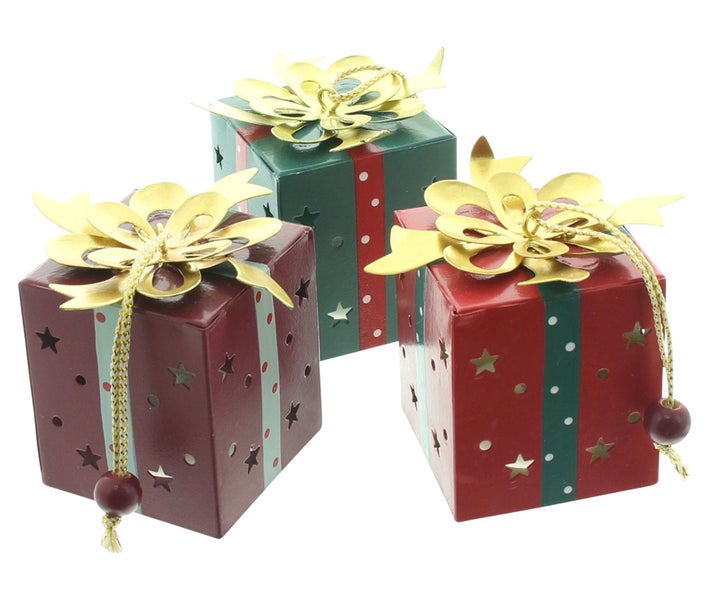Set aus drei quadratischen Metall Geschenkboxen als Weihnachtsbaumschmuck mit Sternenmuster und Schleifen