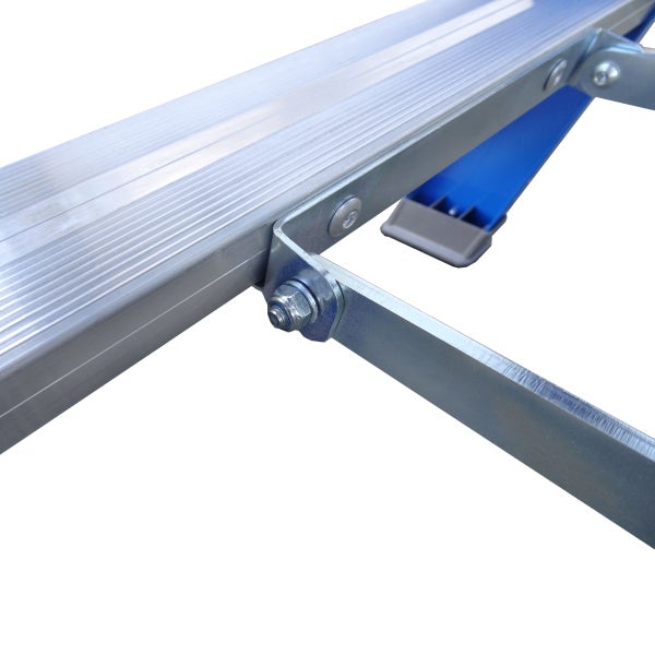 Detailaufnahme einer Aluminiumleiterstufe mit Schrauben und Verstrebungen.