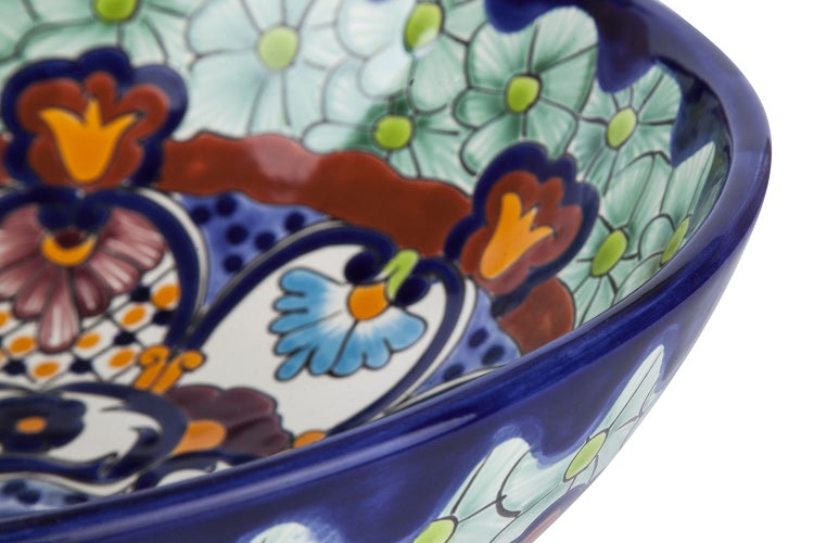 Nahaufnahme einer Keramikschüssel mit Blumenmuster