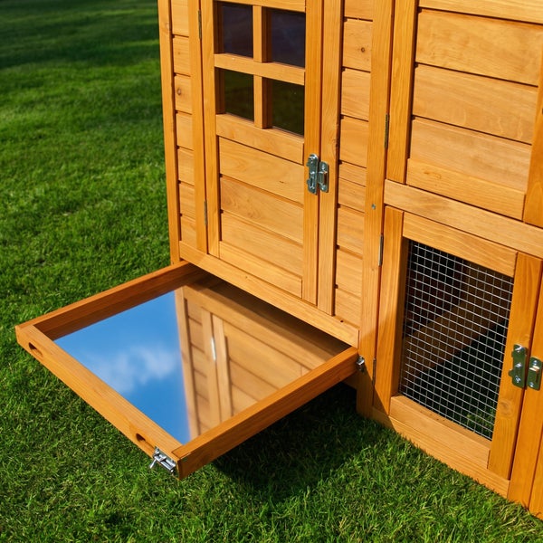 Kleintierstall aus Holz mit herausziehbarer, verzinkter Reinigungsschublade.