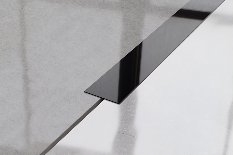 Detailaufnahme einer Duschrinne mit Abdeckung