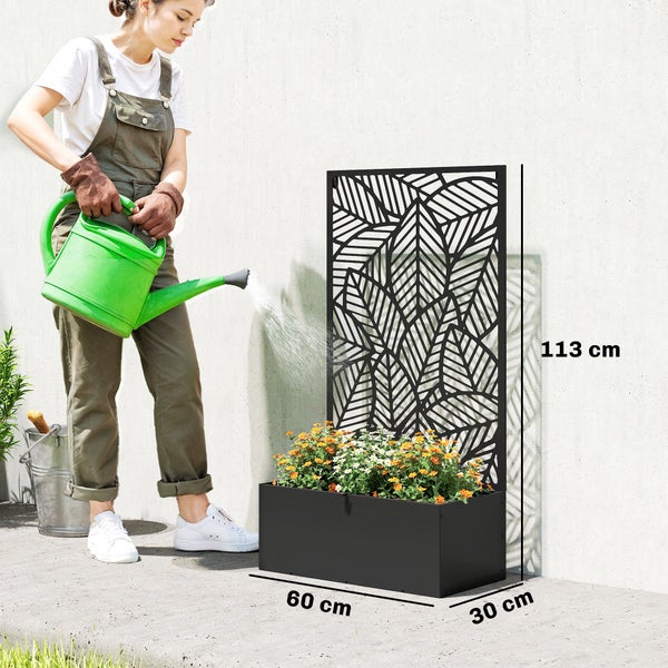 Person bewässert Blumen in schwarzem Pflanzkasten mit Rankgitter im Blattdesign, 113 Zentimeter hoch, 60 Zentimeter breit, 30 Zentimeter tief.