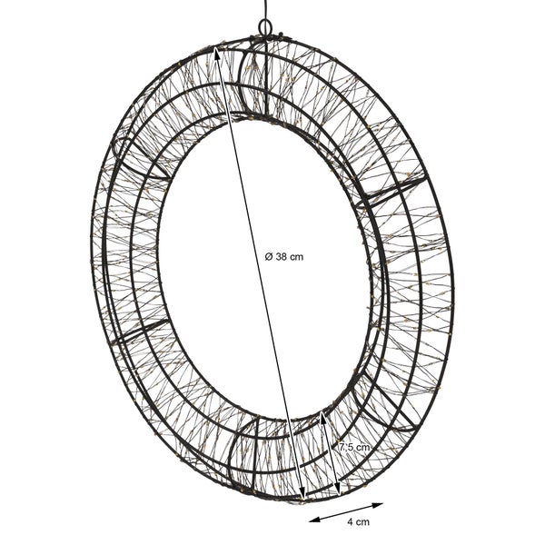 Zweiteiliges Couchtisch-Set in verschiedenen Größen mit Tischplatten in Holzoptik und schwarzen Metallbeinen in einem hellen Wohnzimmer.