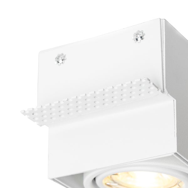 Quadratischer weißer Aufbaustrahler aus Metall mit gelochtem Montageelement und sichtbaren Schrauben.