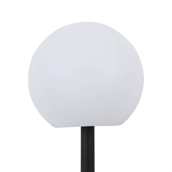 Kugelleuchte für den Außenbereich mit weißem Schirm und schwarzem Standrohr.