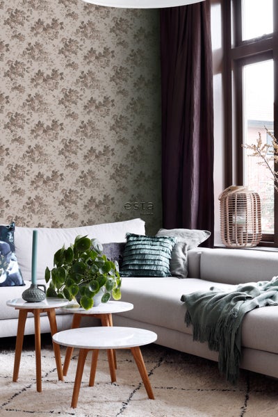 Wohnzimmer mit Couch, Beistelltischen, Zimmerpflanze und Tapete mit Blumenmuster