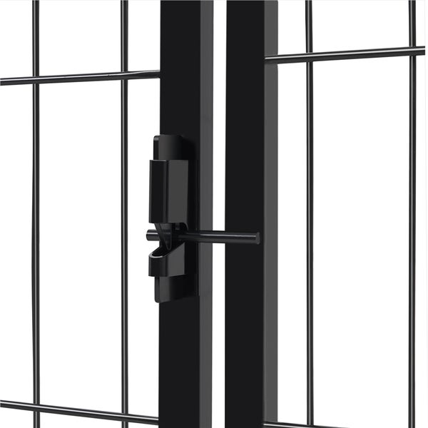 Detailansicht eines Metallzauns mit Riegelverschluss