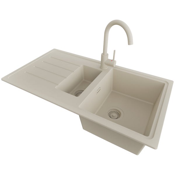 Spüle mit Abtropffläche und Wasserhahn