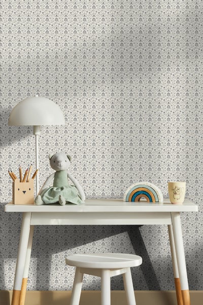 Kinderzimmer mit floraler Tapete, Tisch und Stuhl