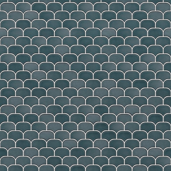Mosaikfliesen im Fischschuppen-Muster mit hellen Fugen.