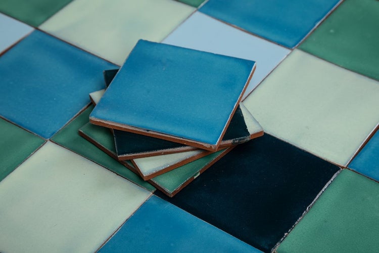 Mehrfarbige quadratische Fliesen auf einem Haufen