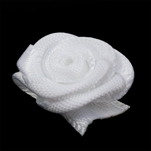 Kleine dekorative Rose aus weißem Textilband für Bastelarbeiten und Dekoration.