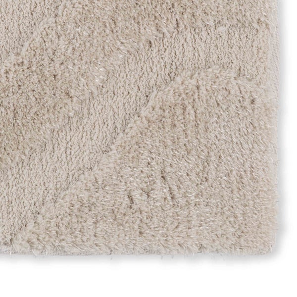 Beige Hochflor-Badematte mit geometrischem Muster aus weichem Material.