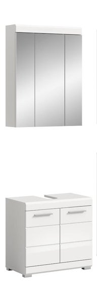 Badezimmer-Set bestehend aus dreitürigem Spiegelschrank und Waschbeckenunterschrank mit sechs Schubladen in Weiß.