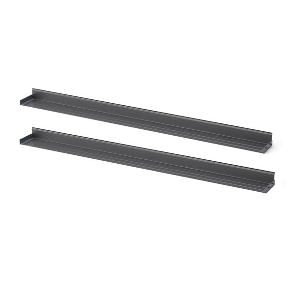 Zwei lange Wandregale aus Metall zur Wandmontage für eine schlichte Aufbewahrungslösung.