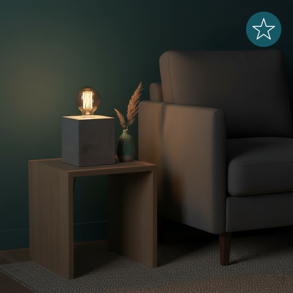 Dekorative Tischleuchte auf einem Beistelltisch neben einem Sessel