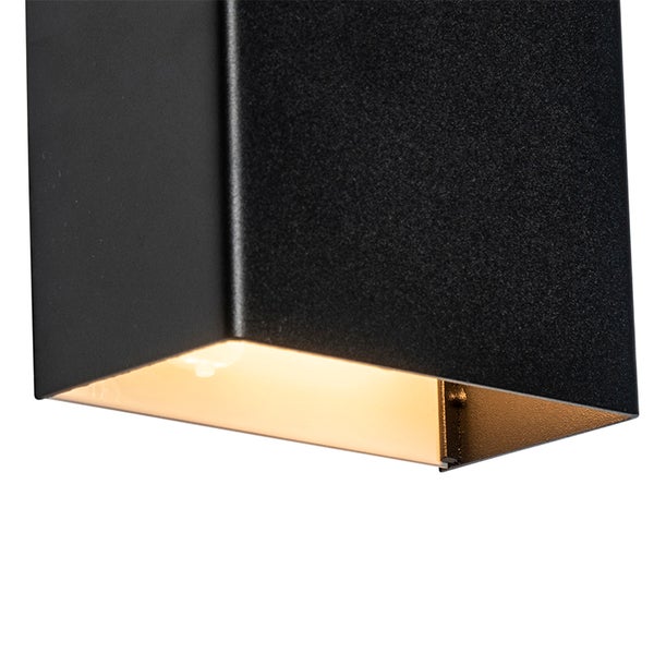 Detailansicht einer schwarzen, quaderförmigen Außenleuchte