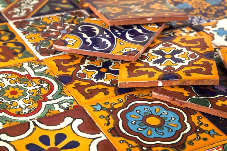 Küchenszene mit Holzregalen, auf denen Küchenutensilien und Vorratsbehälter stehen, und einer Rückwand mit gemusterten Fliesen