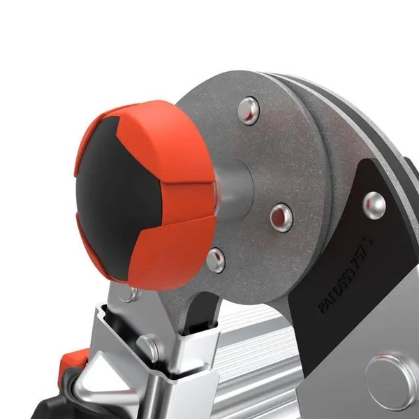 Leitergelenk mit orange-schwarzem Verriegelungsknopf an einer Aluminiumleiter.